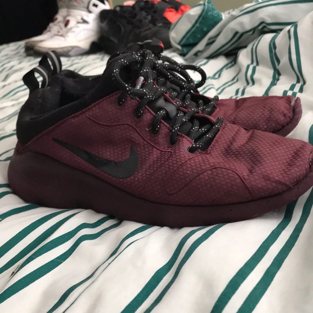 Nike reflective sneakers (Burgundy)